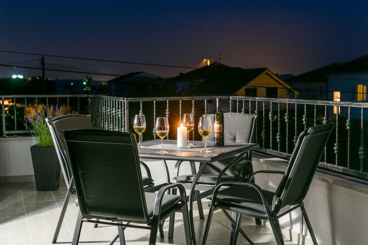 Villa Apartment Aa 2 Трогир Екстериор снимка